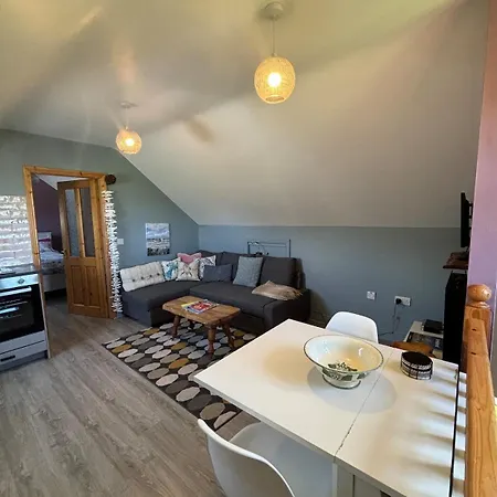Newly Refurbished Bespoke Self-catering Apartman